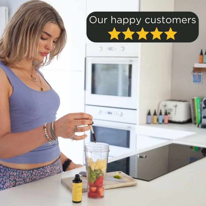 Girl adding kiihtu chaga liquid extract to a smoothie. Five star review by Kiihtu customers shown